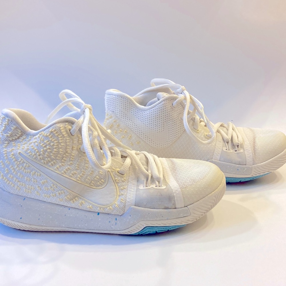 Nike Kyrie kids basketball shoes (Azurie Elizabeth): white.